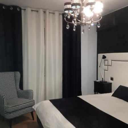 아파트 Tiranatop Suites 티라나